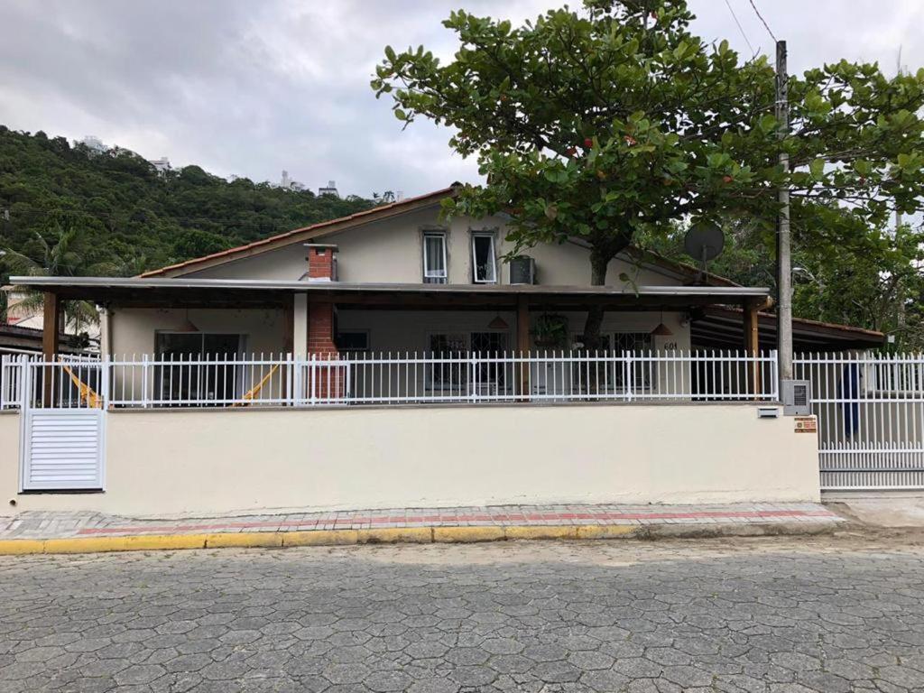 Casa Da Arvore Rua Pescada Amarela บอมบินญัส ภายนอก รูปภาพ